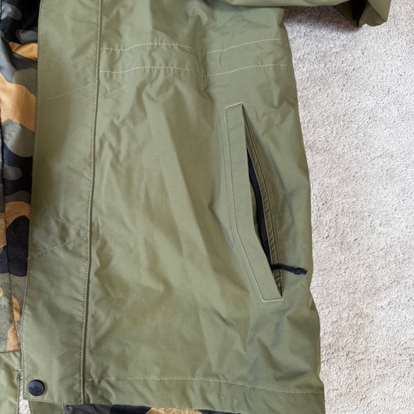 North Face Men's Rain Parka - Medium - Olive Green - Rain Proof - Picture 2 of 9